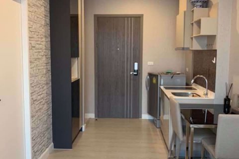 Condominio de 1 dormitorio en Huai Khwang, Bangkok, Tailandia № 76018 - foto 4