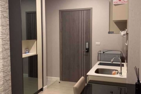 Condominio de 1 dormitorio en Huai Khwang, Bangkok, Tailandia № 76018 - foto 3