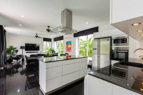 Casa de 4 dormitorios en Sattahip, Tailandia № 115758 - foto 11
