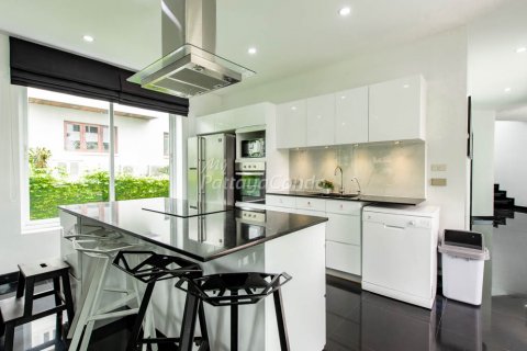 Casa de 5 dormitorios en Sattahip, Tailandia № 115757 - foto 11