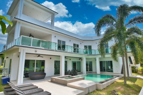 Casa de 5 dormitorios en Sattahip, Tailandia № 115757 - foto 8