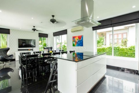 Casa de 5 dormitorios en Sattahip, Tailandia № 115757 - foto 10