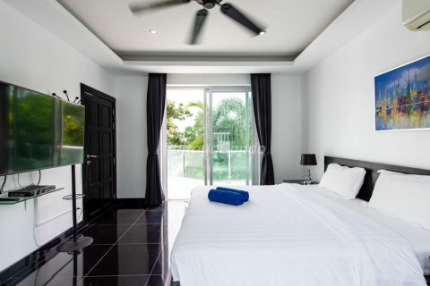Casa de 5 dormitorios en Sattahip, Tailandia № 115757 - foto 21