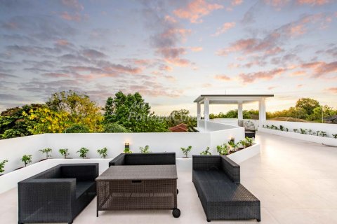 Casa de 5 dormitorios en Sattahip, Tailandia № 115757 - foto 30