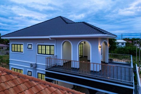 Chalet de 4 dormitorios en Hua Hin, Tailandia № 132554 - foto 9