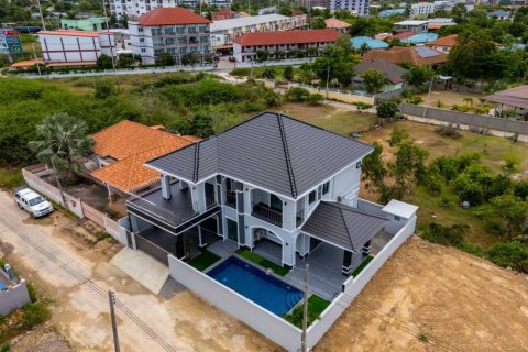 Chalet de 4 dormitorios en Hua Hin, Tailandia № 132554 - foto 10