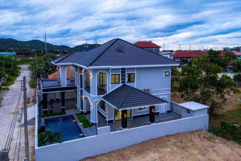 Chalet de 4 dormitorios en Hua Hin, Tailandia № 132554 - foto 6