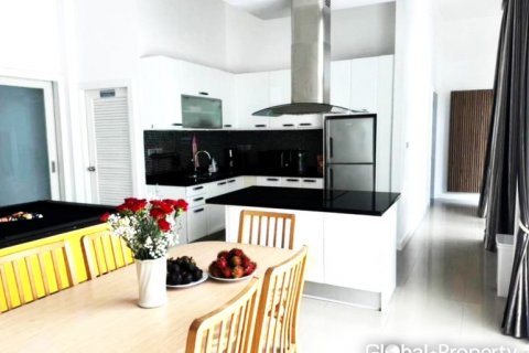 Casa de 7 dormitorios en Pattaya, Tailandia № 132326 - foto 3