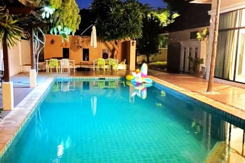 Casa de 7 dormitorios en Pattaya, Tailandia № 132326 - foto 2