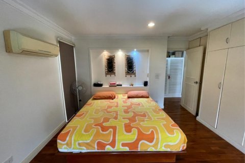 Condo in Khlong Toei, Bangkok, Thailand, 3 bedrooms № 123639 - photo 10