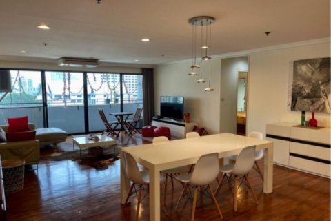 Condo in Khlong Toei, Bangkok, Thailand, 3 bedrooms № 123639 - photo 2