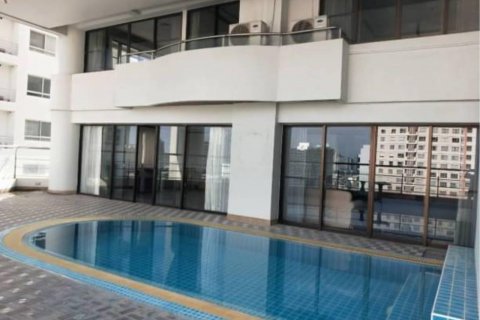 Condo in Khlong Toei, Bangkok, Thailand, 3 bedrooms № 123639 - photo 28