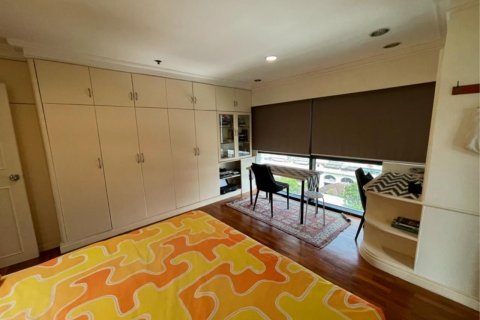 Condo in Khlong Toei, Bangkok, Thailand, 3 bedrooms № 123639 - photo 11