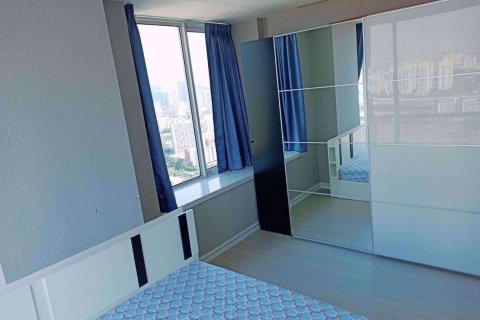 Condominio de 2 dormitorios en Huai Khwang, Bangkok, Tailandia № 76041 - foto 10