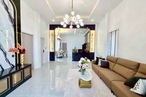 Casa de 3 dormitorios en Pattaya, Tailandia № 132780 - foto 2