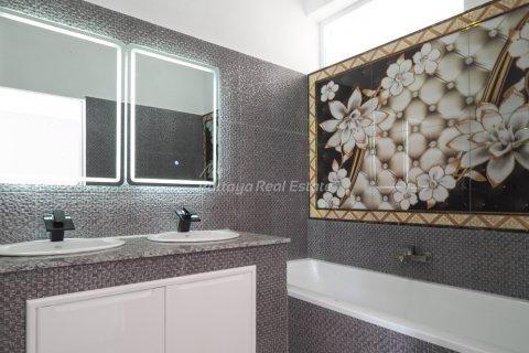 Casa de 6 dormitorios en Bang Lamung, Tailandia № 85373 - foto 4