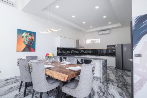 Casa de 6 dormitorios en Bang Lamung, Tailandia № 85373 - foto 9