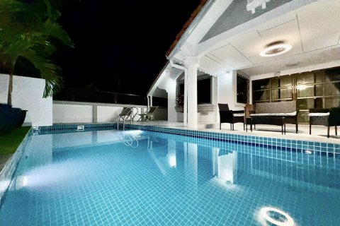 Casa de 4 dormitorios en Pattaya, Tailandia № 122904 - foto 3