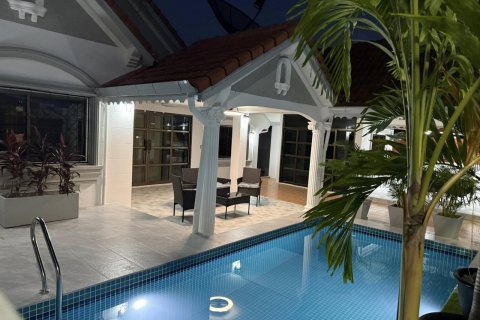 Casa de 4 dormitorios en Pattaya, Tailandia № 122904 - foto 5