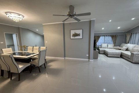 Casa de 4 dormitorios en Pattaya, Tailandia № 122904 - foto 16