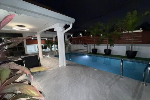 Casa de 4 dormitorios en Pattaya, Tailandia № 122904 - foto 10