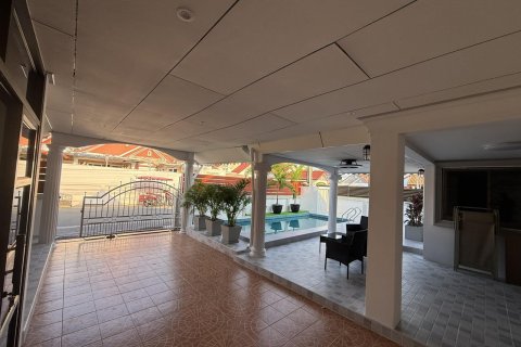 Casa de 4 dormitorios en Pattaya, Tailandia № 122904 - foto 11