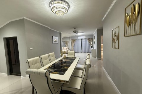Casa de 4 dormitorios en Pattaya, Tailandia № 122904 - foto 15