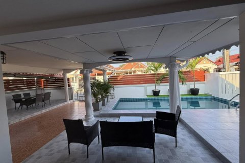 Casa de 4 dormitorios en Pattaya, Tailandia № 122904 - foto 13