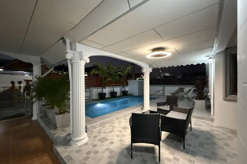 Casa de 4 dormitorios en Pattaya, Tailandia № 122904 - foto 9