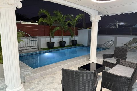 Casa de 4 dormitorios en Pattaya, Tailandia № 122904 - foto 6