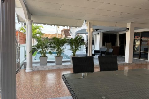 Casa de 4 dormitorios en Pattaya, Tailandia № 122904 - foto 12