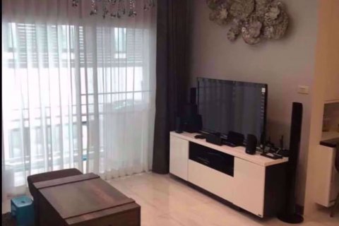 Condominio de 2 dormitorios en Wang Thonglang, Bangkok, Tailandia № 76190 - foto 2