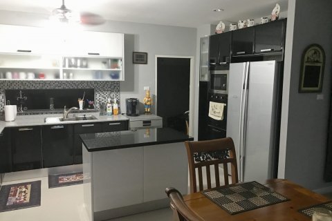 Casa de 3 dormitorios en Bang Lamung, Tailandia № 130099 - foto 24