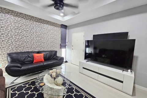Casa de 3 dormitorios en Bang Lamung, Tailandia № 130099 - foto 6