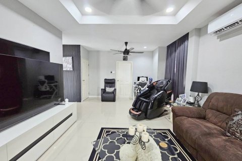 Casa de 3 dormitorios en Bang Lamung, Tailandia № 130099 - foto 8