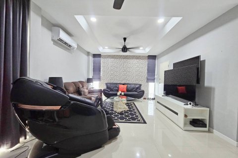 Casa de 3 dormitorios en Bang Lamung, Tailandia № 130099 - foto 12
