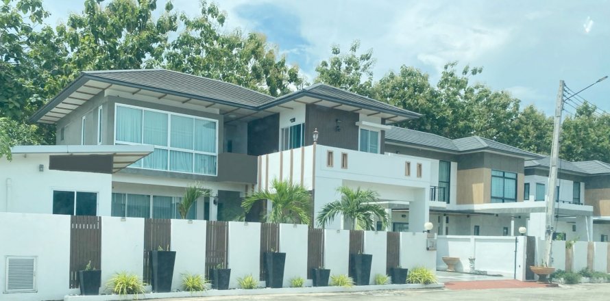 Casa de 3 dormitorios en Bang Lamung, Tailandia № 130099