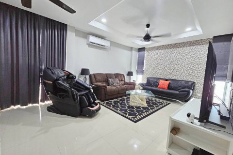 Casa de 3 dormitorios en Bang Lamung, Tailandia № 130099 - foto 13