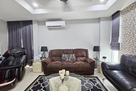 Casa de 3 dormitorios en Bang Lamung, Tailandia № 130099 - foto 10