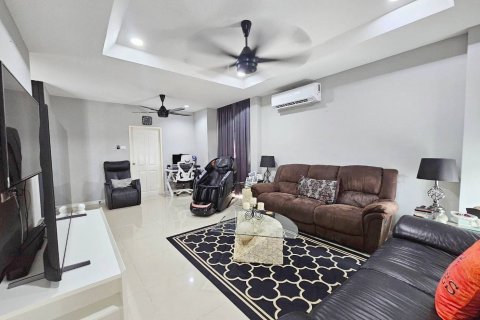 Casa de 3 dormitorios en Bang Lamung, Tailandia № 130099 - foto 11