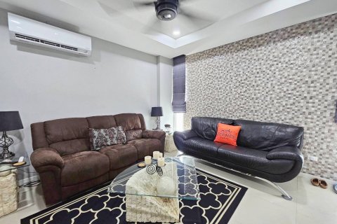 Casa de 3 dormitorios en Bang Lamung, Tailandia № 130099 - foto 9