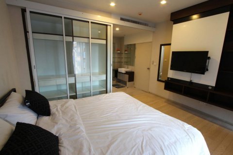 Condo in Bangkok, Thailand, 2 bedrooms № 143896 - photo 4