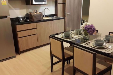 Condominio de 2 dormitorios en Huai Khwang, Bangkok, Tailandia № 76444 - foto 2