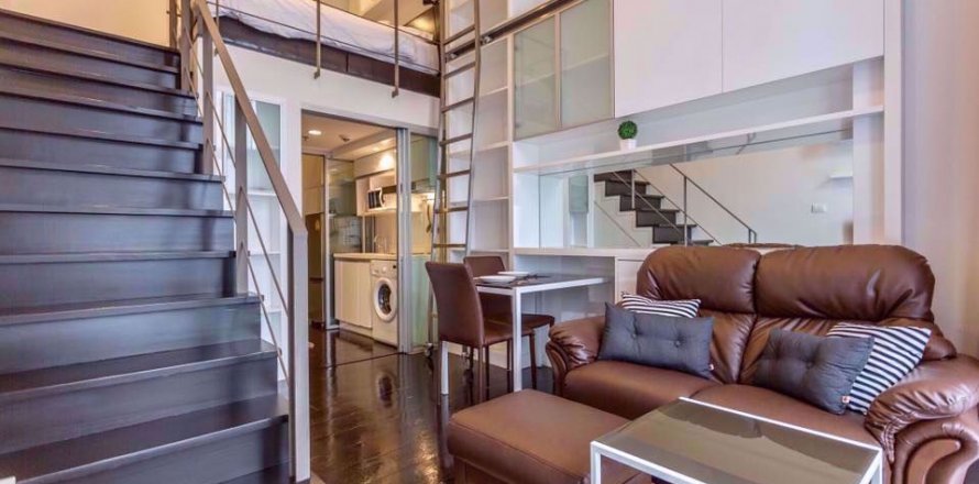 Dúplex de 1 dormitorio en Khlong Toei, Bangkok, Tailandia № 76445