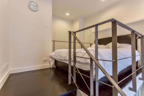 Dúplex de 1 dormitorio en Khlong Toei, Bangkok, Tailandia № 76445 - foto 15