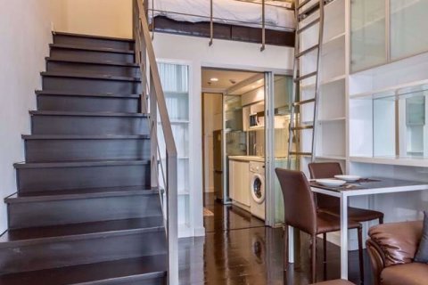 Dúplex de 1 dormitorio en Khlong Toei, Bangkok, Tailandia № 76445 - foto 7