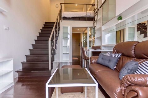Dúplex de 1 dormitorio en Khlong Toei, Bangkok, Tailandia № 76445 - foto 3