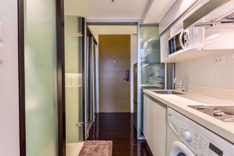 Dúplex de 1 dormitorio en Khlong Toei, Bangkok, Tailandia № 76445 - foto 11
