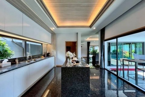 Chalet de 4 dormitorios en Pattaya, Tailandia № 132681 - foto 6
