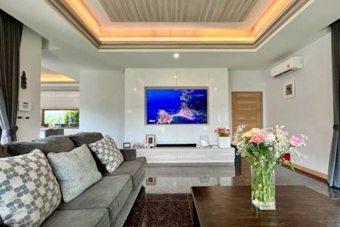 Chalet de 4 dormitorios en Pattaya, Tailandia № 132681 - foto 3
